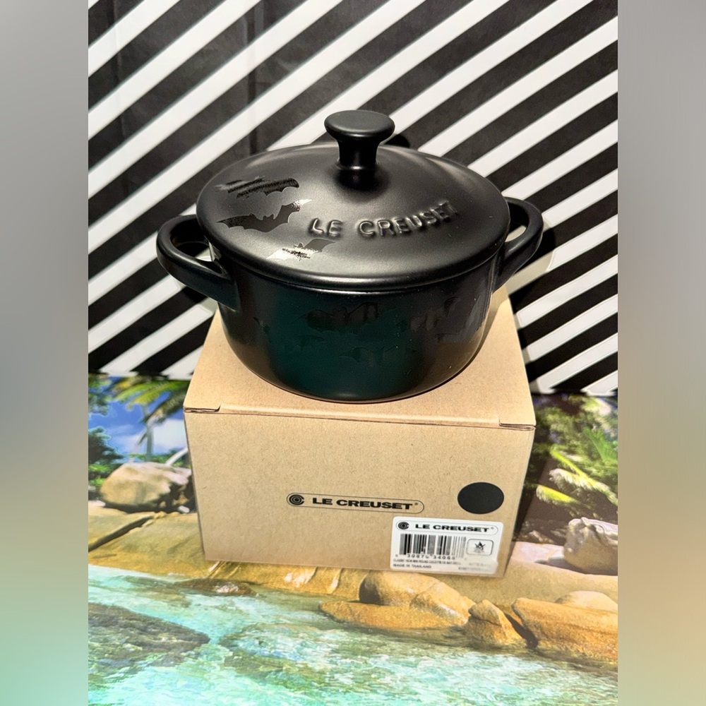 NIB Le Creuset Halloween Licorice Matte Black 10CM Halloween Bat Cocotte RARE - Picture 9 of 13